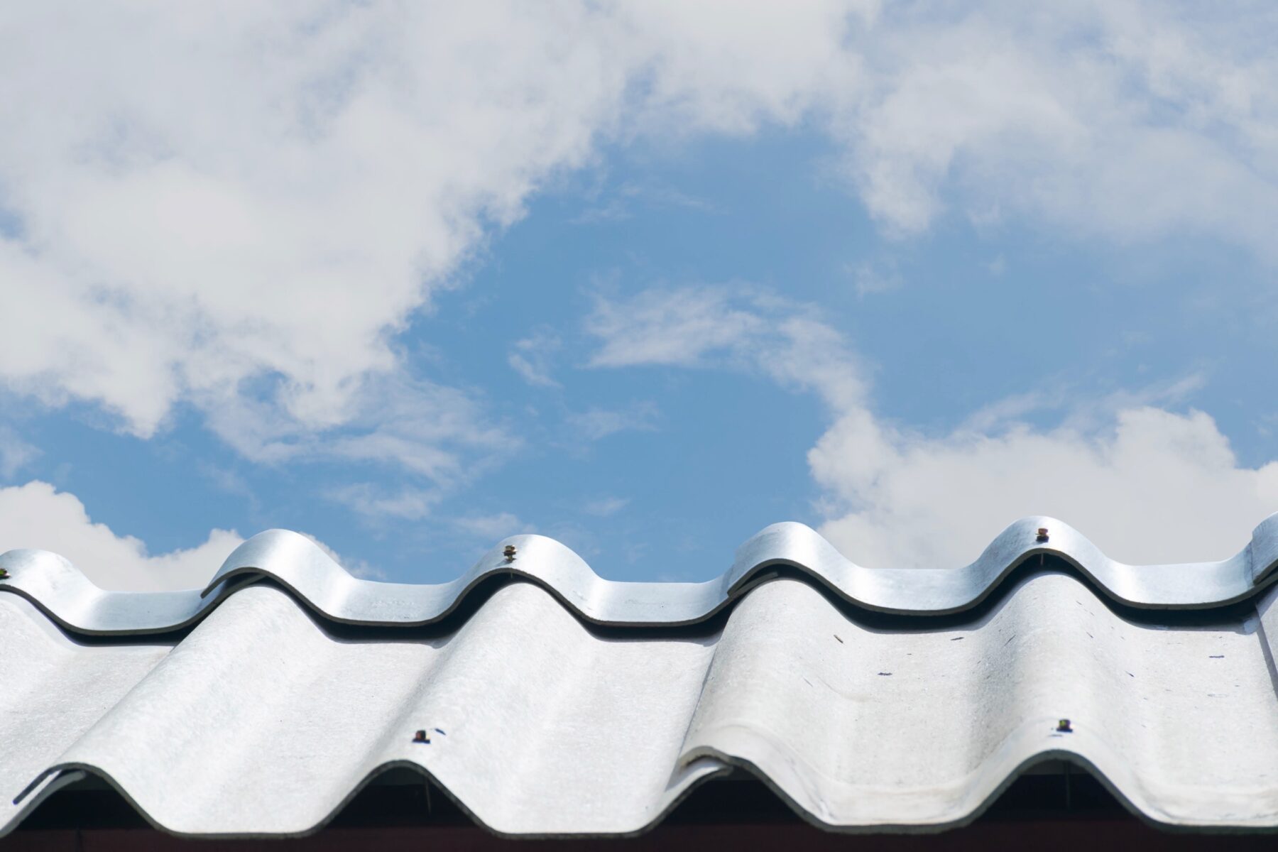 屋根カバー工法の完全ガイド：メリット・デメリット、費用相場と施工の流れを徹底解説