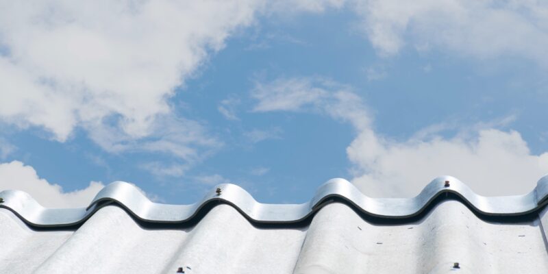 屋根カバー工法の完全ガイド：メリット・デメリット、費用相場と施工の流れを徹底解説
