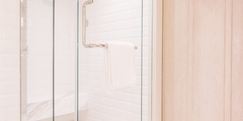 浴室ドア交換のタイミングと費用：種類別メリット・デメリットと安く抑える方法