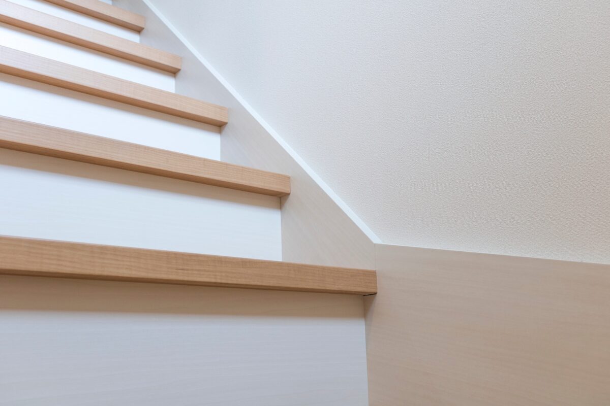 階段デザインの完全ガイド：種類と形状の特徴、それぞれのメリットを詳細解説