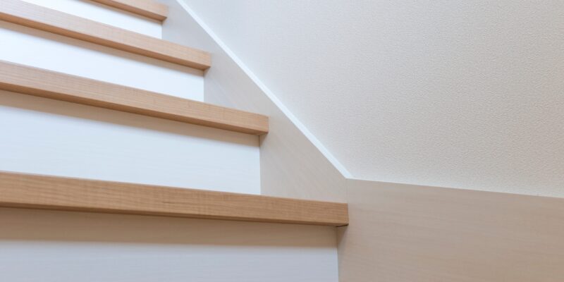 階段デザインの完全ガイド：種類と形状の特徴、それぞれのメリットを詳細解説