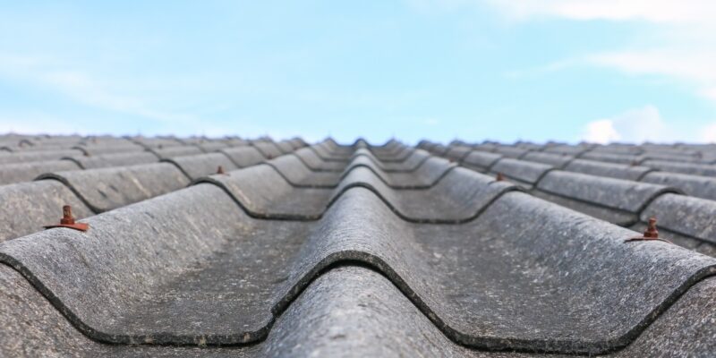 屋根と防水・雨漏り : 重要なポイントと自己点検の重要性