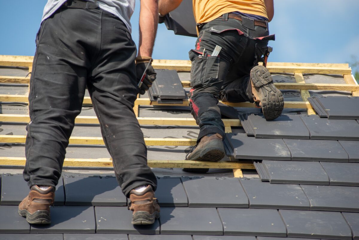 屋根の葺き替え費用相場を徹底解説！屋根材別の料金と工事工程の詳細